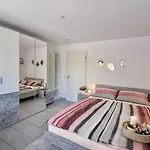 Zentrales In Mit Terrasse Fuer Bis Zu 5 Personen *