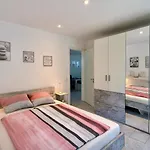 Zentrales In Mit Terrasse Fuer Bis Zu 5 Personen Daire *