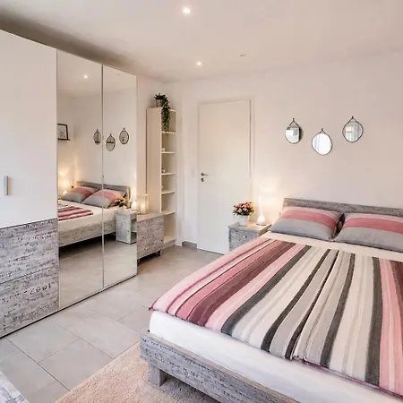 Zentrales In Mit Terrasse Fuer Bis Zu 5 Personen Daire *